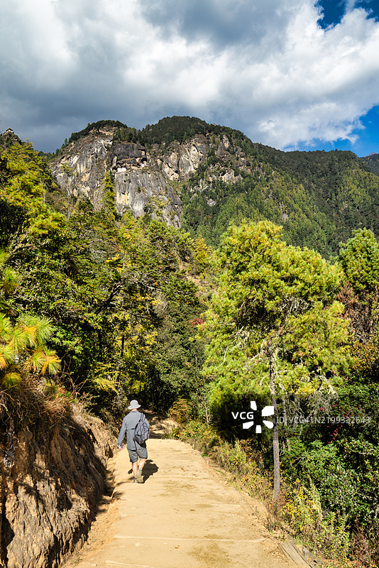 从虎穴寺（帕罗塔克桑）下山的男子背影，位于不丹帕罗谷。图片素材