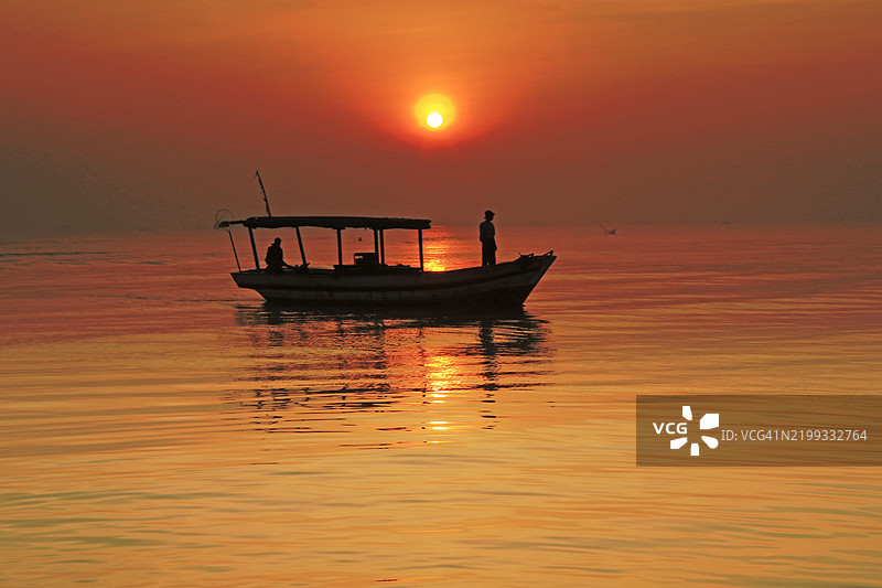 日出时分，印尼西爪哇省万鸦老县毛克区的传统船只剪影图片素材