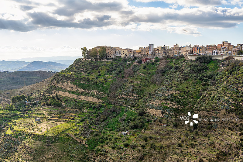西西里岛恩纳的Centuripe悬崖村庄及乡村风景图片素材