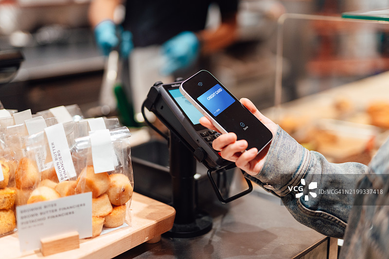 在咖啡馆进行移动支付图片素材