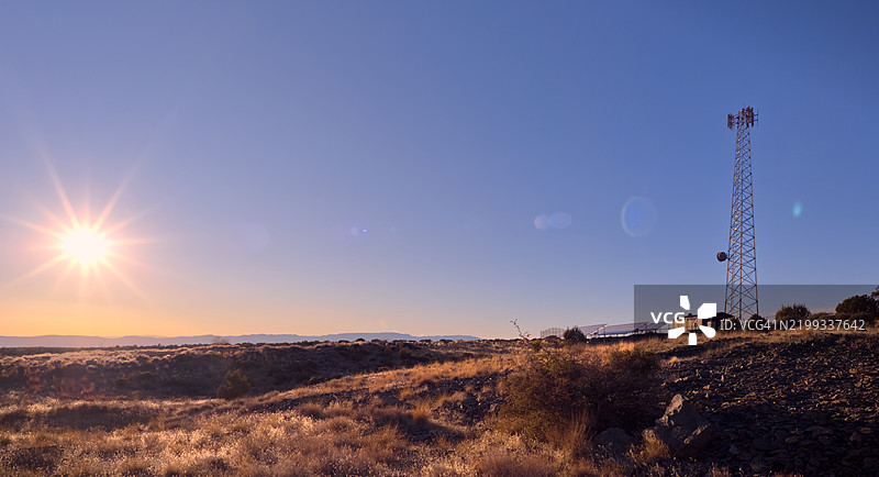 位于美国亚利桑那州科科尼诺国家森林的拉里克峡谷边缘的通信塔图片素材