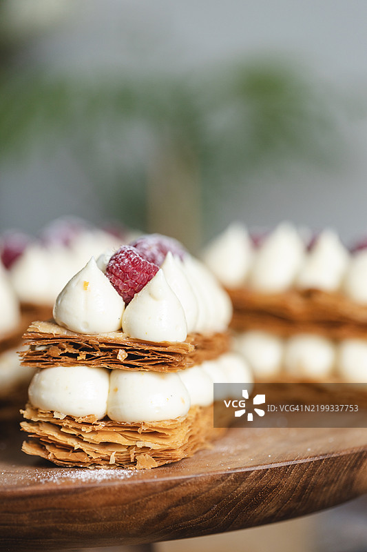 经典法式甜点千层酥配奶油和覆盆子。图片素材