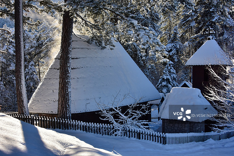 塞尔维亚扎尔蒂博尔山贾布拉尼察河谷中的木制教堂图片素材