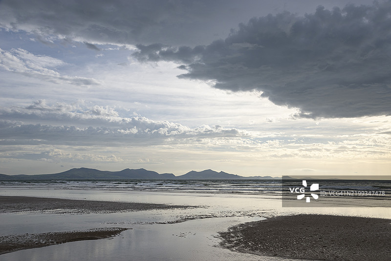 从安格尔西的纽博罗海滩看到的莱因半岛轮廓图片素材