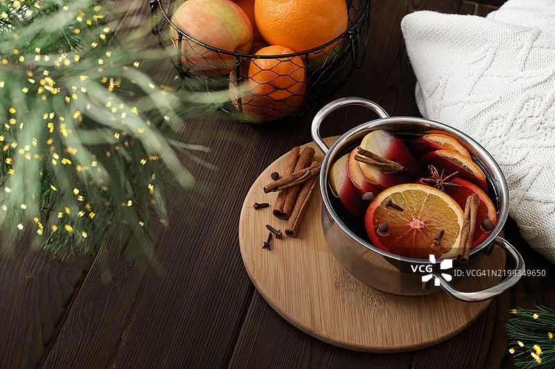 节日氛围中的热香料红酒与柑橘香料图片素材