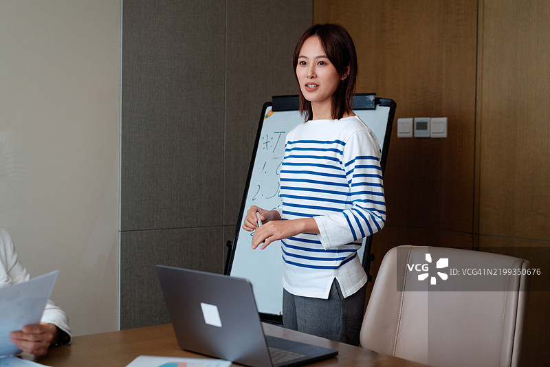 团队成员在会议中展示旅行数据图片素材