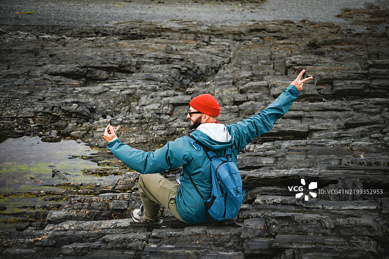 游客在基比尼山脉旅行（使用手机）图片素材