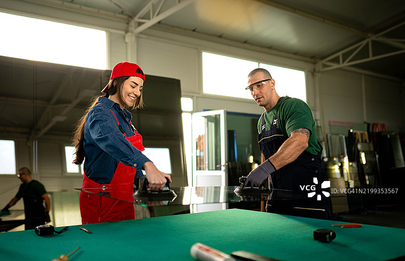 在仓库切割玻璃图片素材