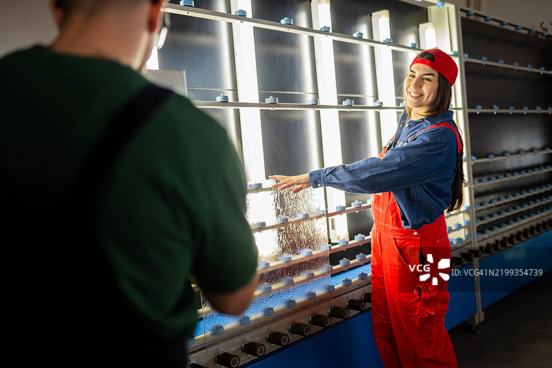 仓库里的两名玻璃工人图片素材