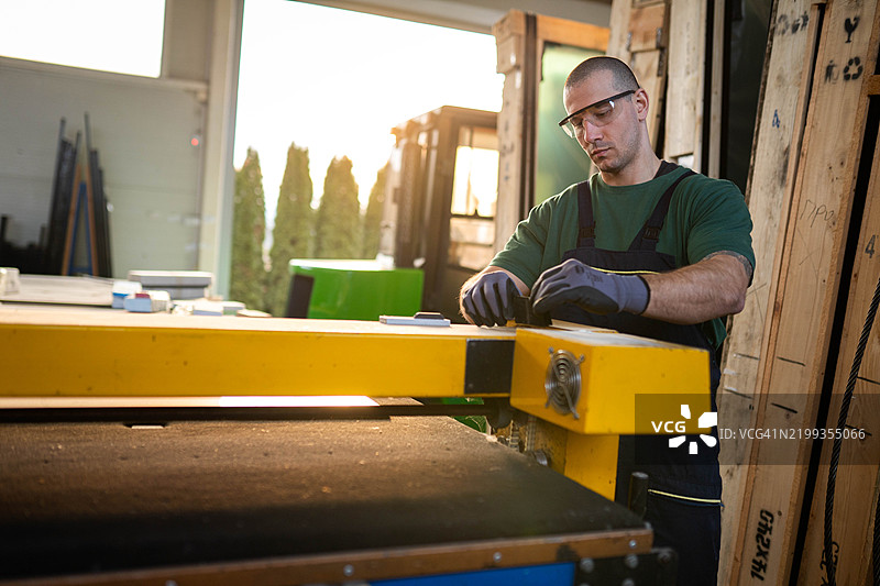 年轻人在玻璃工厂工作图片素材