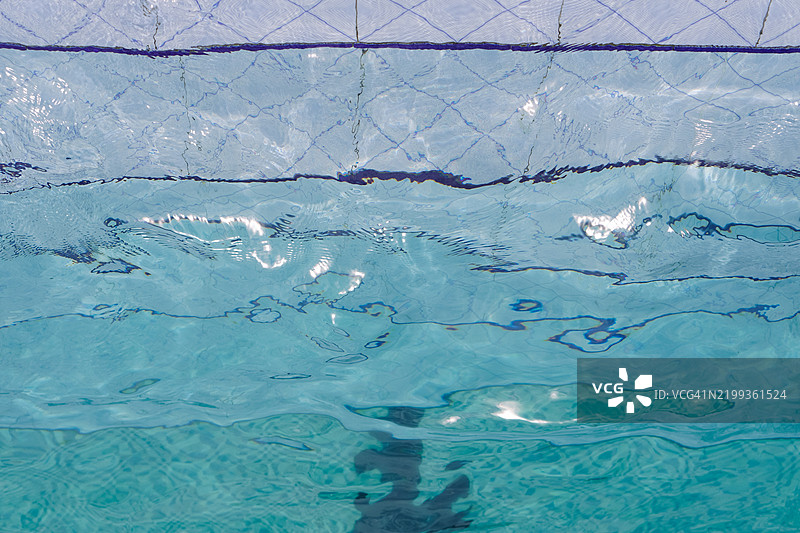 游泳池清澈的水面图片素材