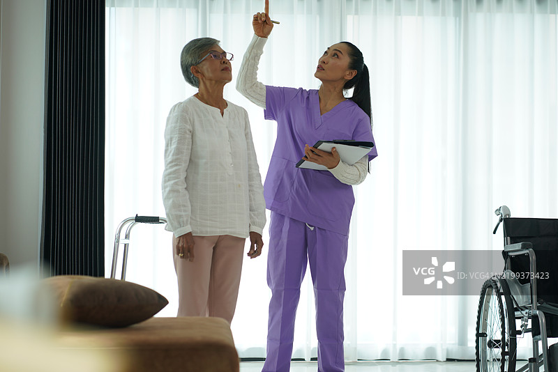 老年人陪伴。图片素材