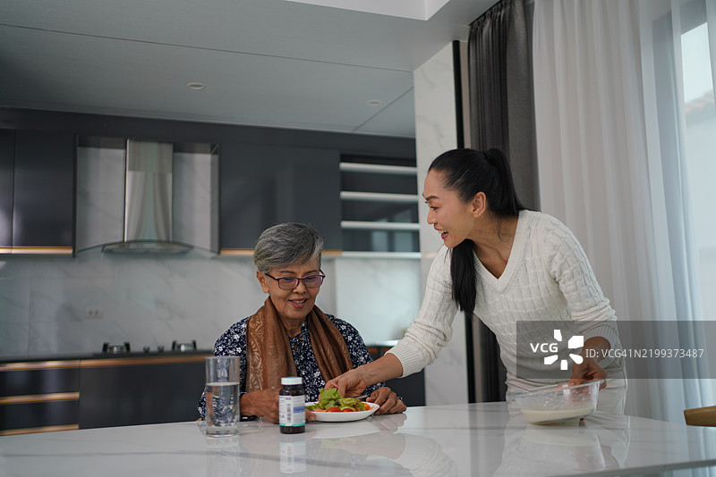 一位在家中充满志愿精神的中年女性。图片素材