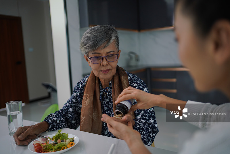 一位在家中充满志愿精神的中年女性。图片素材