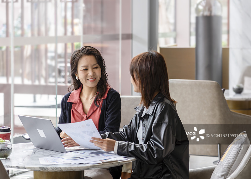一位商业领袖正在指导并鼓励一位初级团队成员图片素材
