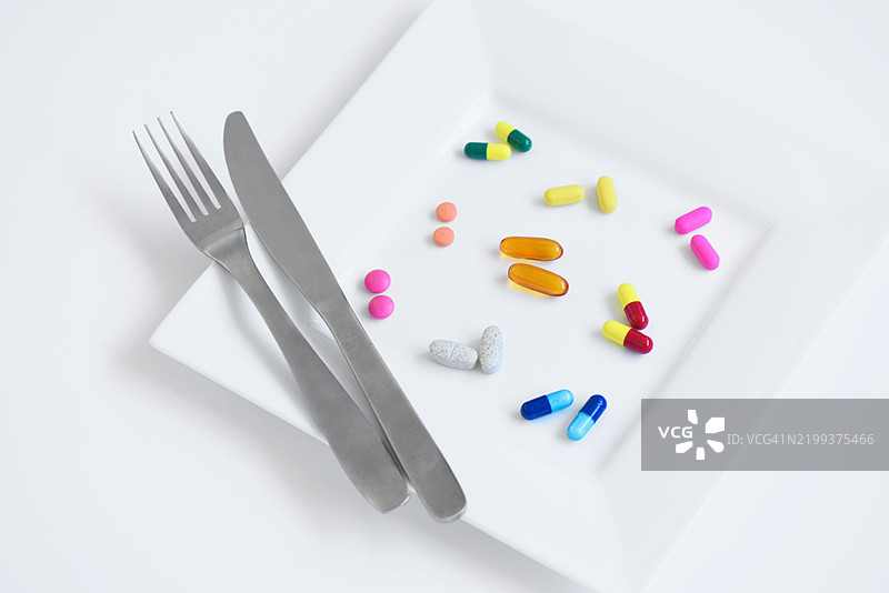 盘子上的药丸和胶囊图片素材