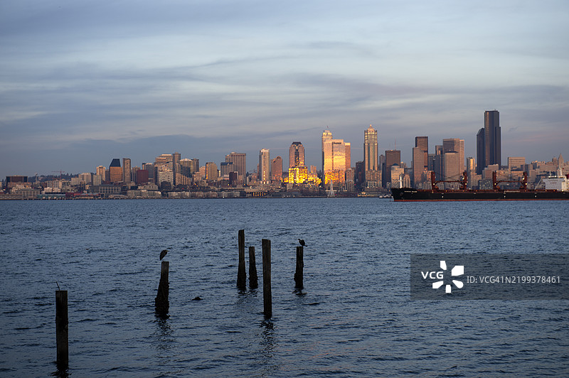西雅图天际线在日落光线和海湾景色中图片素材