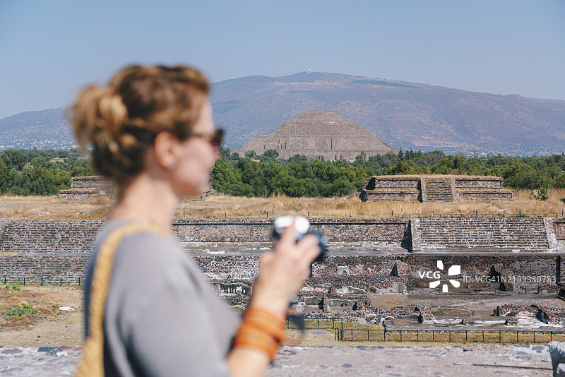 女性用胶卷相机拍摄墨西哥特奥蒂瓦坎古城的太阳之 Pyramid图片素材