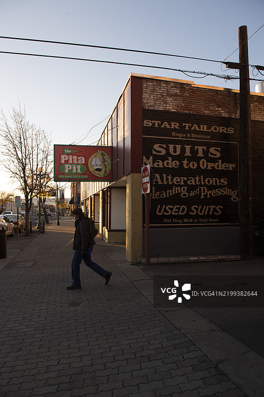 一名男子在埃伦斯堡市中心的街道上行走图片素材