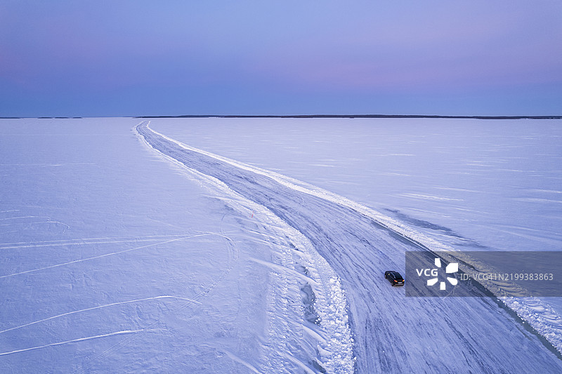 冰海中央的冰路上的汽车图片素材