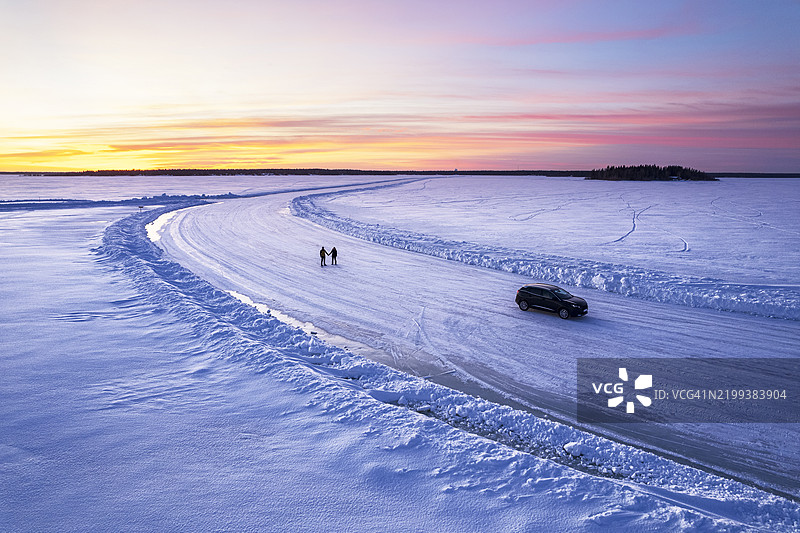 游客在冰路上驾车图片素材