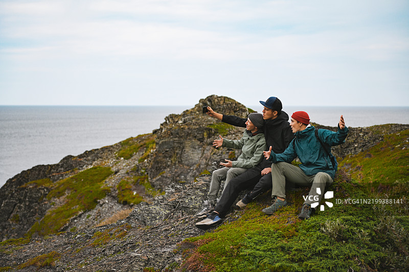 一群游客在基比尼山脉旅行图片素材