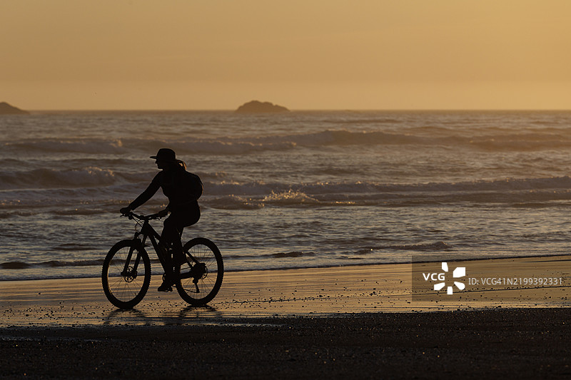 托菲诺长滩日落骑行图片素材