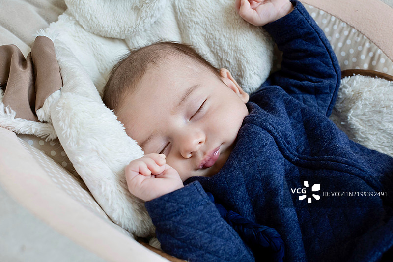 睡着的新生儿男婴特写，躺在婴儿摇椅中图片素材