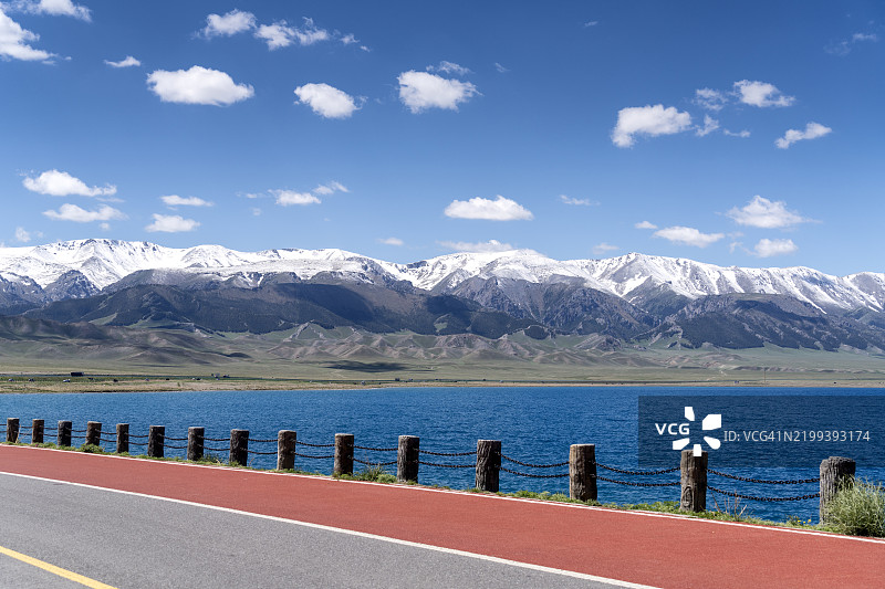 新疆赛里木湖的湖边公路图片素材