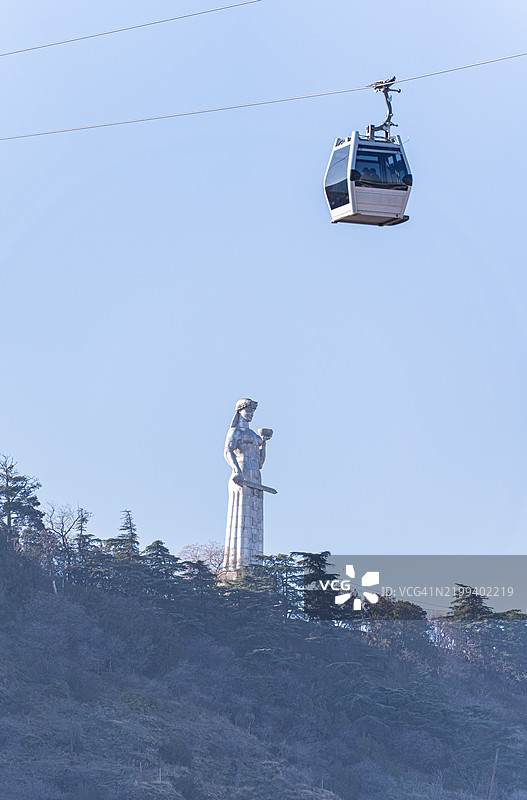 在格鲁吉亚第比利斯索洛拉基山上，母亲格鲁吉亚（Kartlis Deda）雕像上方的空中缆车图片素材