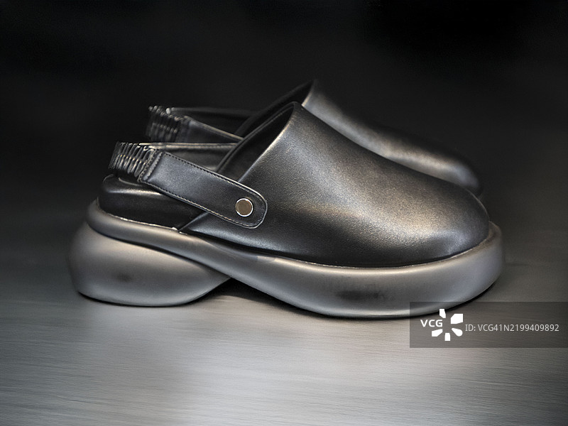 黑色皮革雕塑跟拖鞋图片素材