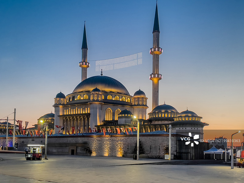 塔克西姆清真寺和塔克西姆广场在日落时分的黄昏图片素材