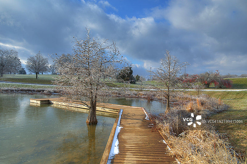冰冻池塘上的码头图片素材