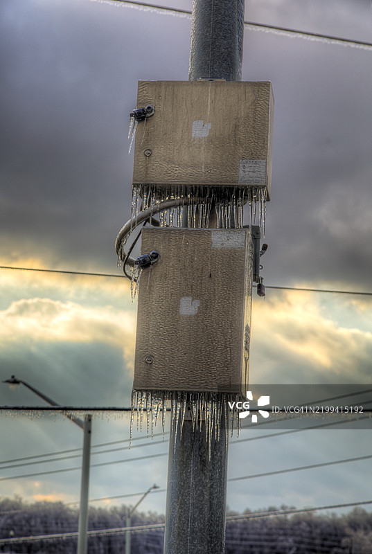 公用箱上的冰柱图片素材