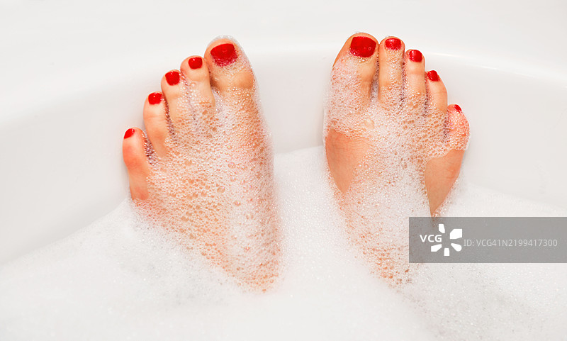 浴缸中的女人。图片素材