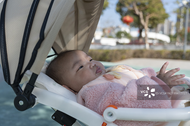 婴儿躺在婴儿车里图片素材