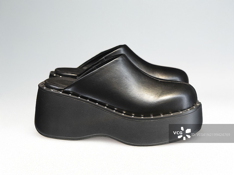 黑色铆钉装饰的平底拖鞋图片素材