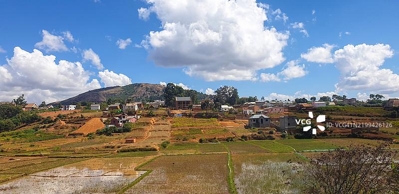 马达加斯加伊萨洛国家公园的村庄和稻田图片素材