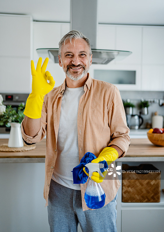 打扫完房子后我感到更快乐。图片素材