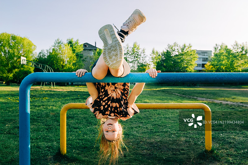 倒挂着的孩子图片素材