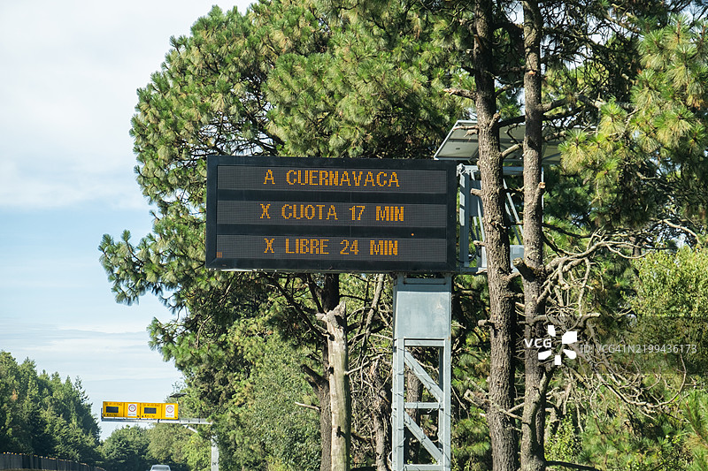电子道路标志，告知从墨西哥城到库埃纳瓦卡的收费站费用图片素材