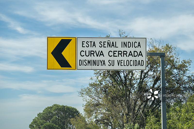 墨西哥城到特波茨特兰的道路上警告危险弯道的路标图片素材