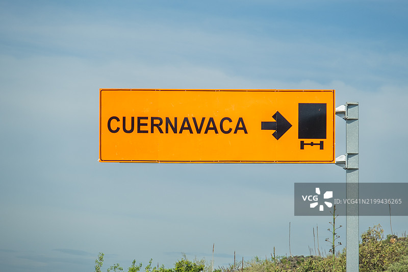 道路警告标志，指向库埃纳瓦卡，并提醒卡车在从墨西哥城到特波茨兰的路上靠右行驶图片素材