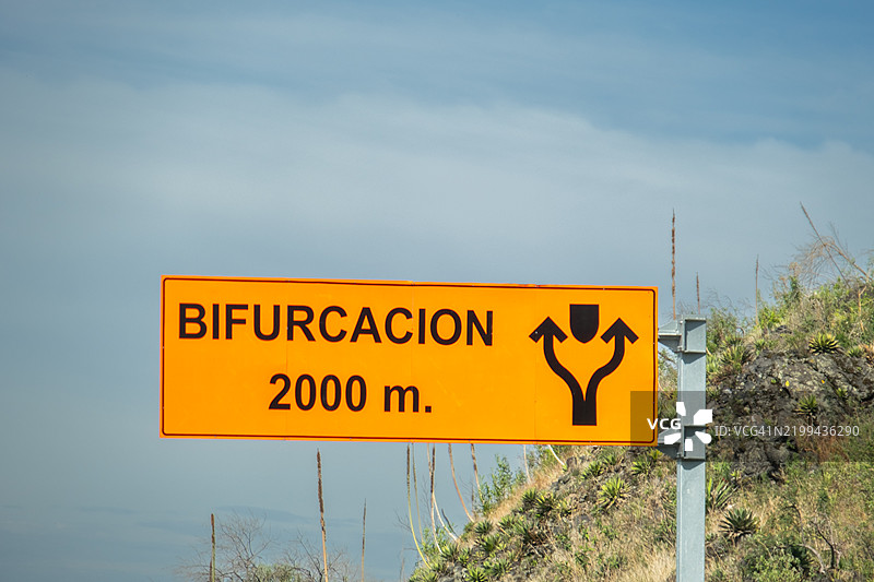 路标显示从墨西哥城到特波茨兰的岔路口图片素材