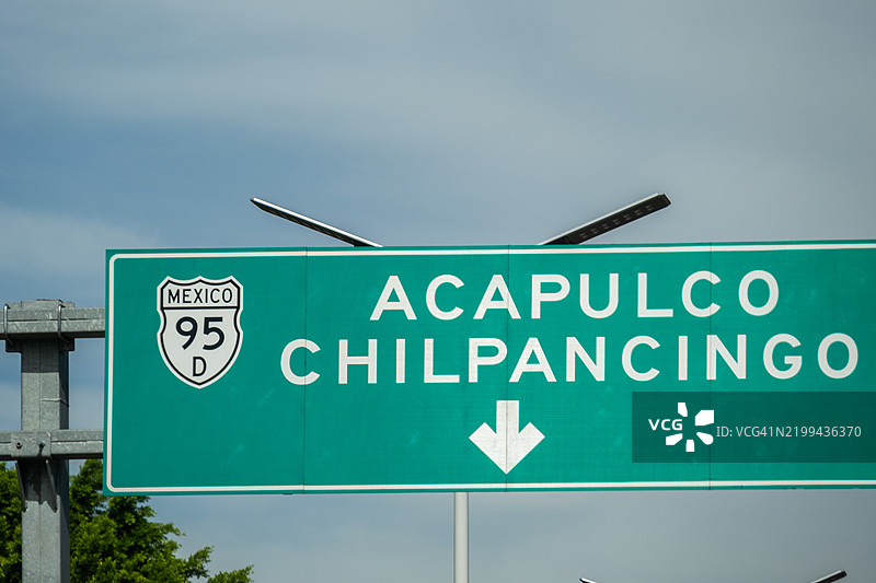 路标指示从墨西哥城到特波茨兰的方向，前往阿卡普尔科和奇尔潘辛戈图片素材