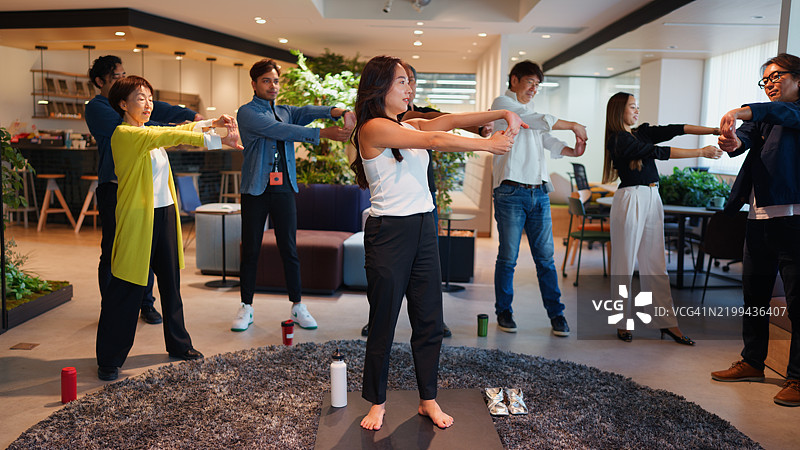 年轻女商人在绿色办公室带领拉伸运动图片素材