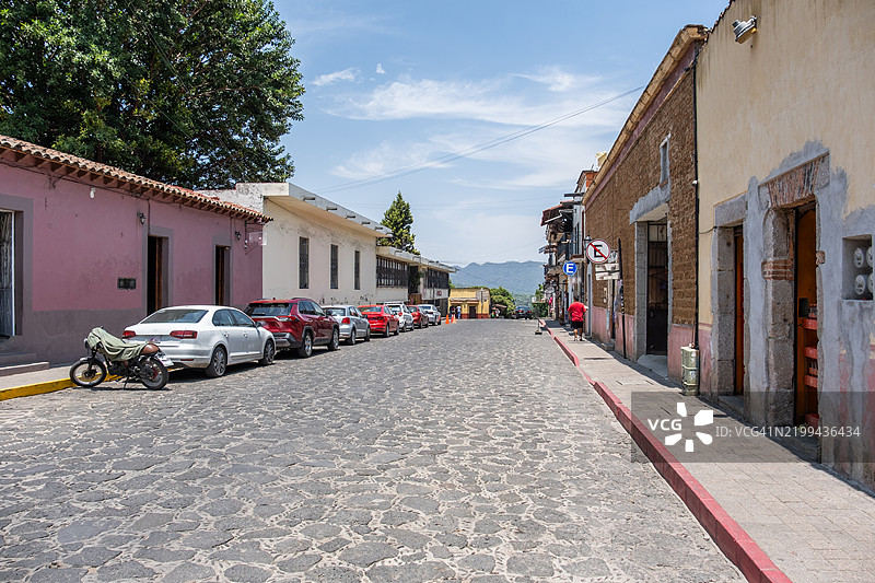 墨西哥特波茨兰镇的小石子街道，街道两旁有许多商店。图片素材