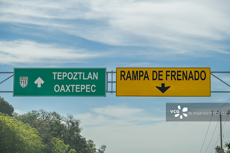 路标显示逃逸卡车坡道以及前往墨西哥奥阿克特佩克和特波茨特兰的方向图片素材