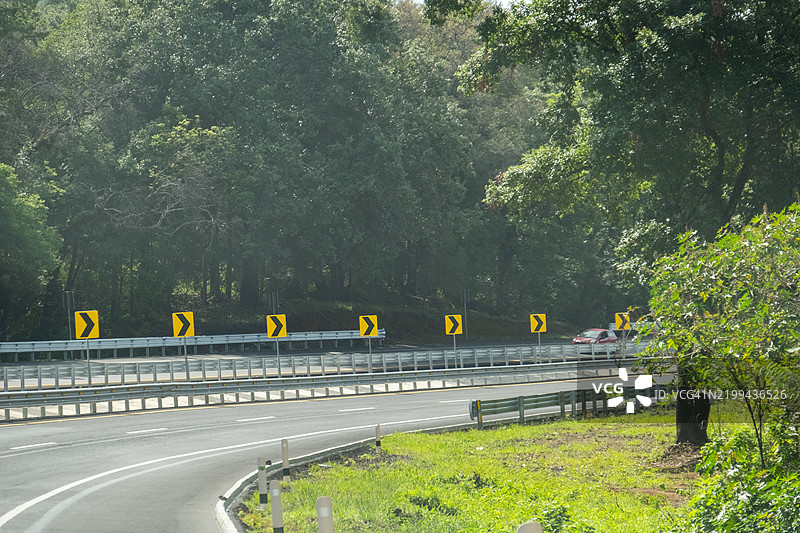 显示从墨西哥城到特波茨兰的道路上急转弯的路标图片素材