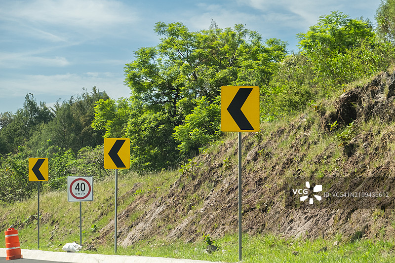 显示从墨西哥城到特波茨兰的道路上急转弯的路标图片素材